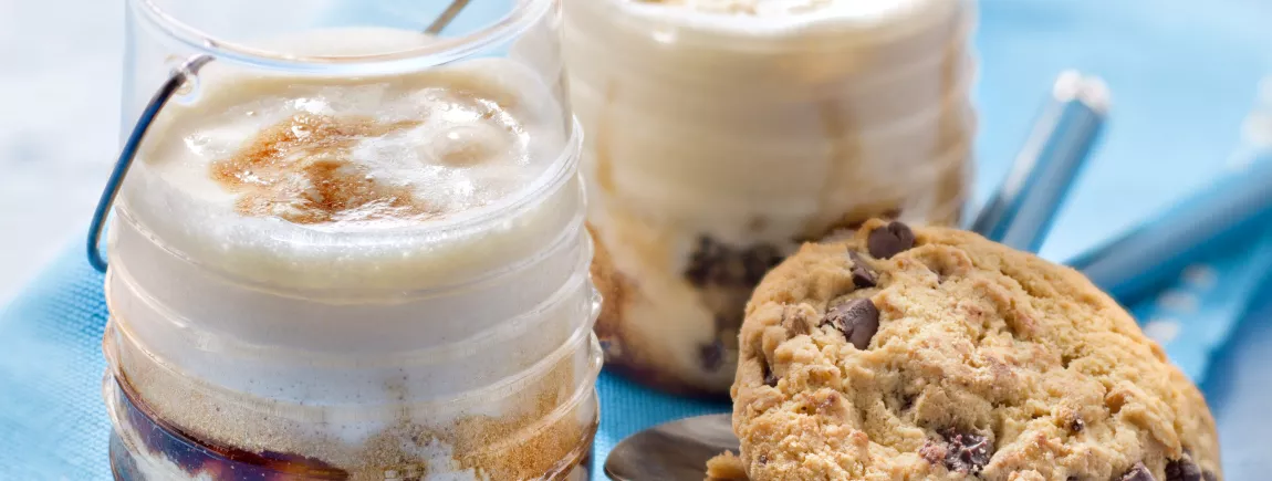 Verrines de mousse à l’amande, croquant de Granola® et sirop de café